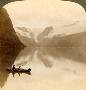 Am düsteren See Olden, zwischen wolkenverhangenen Bergen, zum Maelkevold-Gletscher, Norwegen