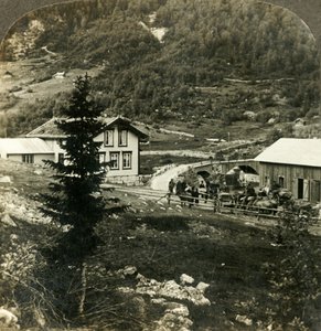 Auf der malerischen Telemarkenstraße - Pferdewechsel an der Grundesbro-Station, Norwegen, um 1905