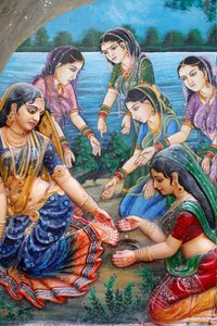Eines Tages, als Radha auf dem Weg war, Krishna zu treffen, trat sie auf die dicke Rinde einer reifen Tamarindenfrucht und schnitt sich den Fuß. Dies verzögerte ihr Treffen mit Krishna; daher verfluchte sie den Baum, dass seine Früchte nicht reifen würden.