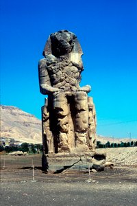 Einer der Kolosse von Memnon, nahe dem Tal der Könige, Ägypten, 14. Jahrhundert v. Chr. von Unbekannt