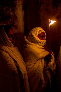 Orthodoxe Osternachtwache im koptischen Teil des Heiligen Grabes, Jerusalem, Israel, 2018 (Foto)