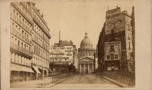 Pariser Kommune (1871): Blick auf das Pantheon und die Rue Soufflot (große Plakate werben für das Maison de la rue du Pont Neuf). Anonyme Fotografie. Druck auf Karton Maße 10x6 cm