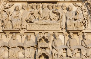 Notre-Dame-Kathedrale von Paris, Westflügel: Marientor: Maria auf ihrem Sterbebett, umgeben von Jesus und den Aposteln, Paris, Frankreich