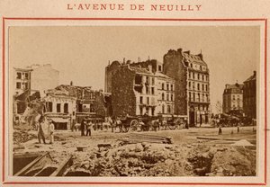Pariser Kommune (1871): Blick auf die Avenue de Neuilly in Paris im Mai 1871. Fotografie von Pierre Pepetit.
