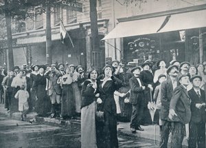 Pariser Menge beobachtet eines der deutschen Flugzeuge über der Stadt, ca. 1914