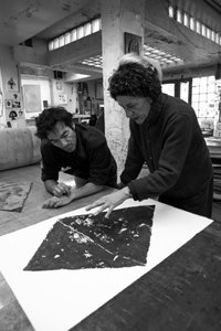 Pascal Gauvard, Mitbegründer der Pasnic-Gravierwerkstatt, Annie-Paule Thorel, französische Malerin. Analyse eines Drucks. Pasnic-Gravierwerkstatt in Paris im Jahr 2009 von Unbekannt