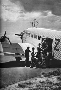 Passagiere besteigen eines der Junkers-Flugzeuge der South African Airways, ca. 1936-1937