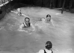 Passagiere im Schwimmbad an Bord eines Kreuzfahrtschiffes, ca. 1920er-1930er Jahre