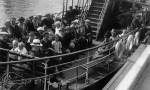 Passagiere an Bord eines Bootes, Bournemouth, Dorset, 1921 von Unbekannt