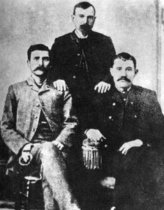 Pat Garrett, James Brent und John W. Poe, Sheriffs von Lincoln County, um 1880-1882, 1954 von Unbekannt