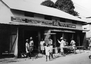 Menschen vor einem Bestattungsunternehmen, Sierra Leone, 20. Jahrhundert von Unbekannt
