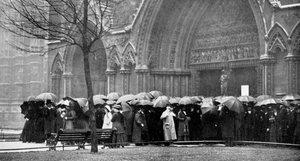 Menschen warten im Regen, um einen Gottesdienst in der Westminster Abbey, London, 1910 zu besuchen