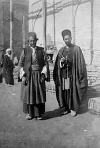 Persische Pilger vor der Kazimain-Moschee, Irak, 1917-1919