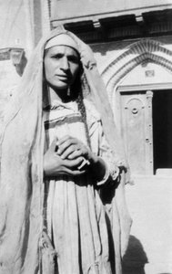 Persische Frau, 1917-1919 von Unbekannt