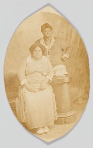 Fotopostkarte von zwei unbekannten Frauen, 1918-1930 von Unbekannt