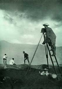Fotografieren am Kraterrand, Aso-San, 1910