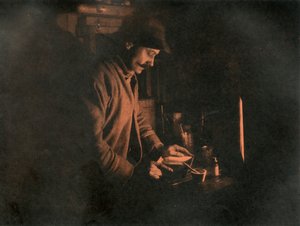 Ponting entwickelt eine Platte im Dunkelraum, um 1910-1913