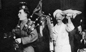 Präsentation des Haggis bei einem kaledonischen Bankett, London, 1926-1927 von Unbekannt