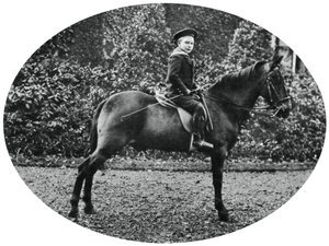 Prinz Albert Windsor im Alter von sechs Jahren, auf einem Pferd sitzend, 1902