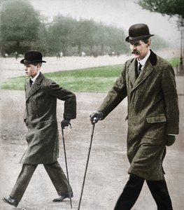 Prinz Edward spaziert mit Mr. HP Hansell, seinem Tutor, in Auteuil, Frankreich