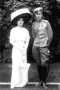 Prinzessin Helen von Serbien mit ihrem Ehemann Prinz John Konstantinowitsch von Russland, um 1915 von Unbekannt