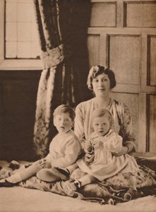 Prinzessin Mary, Viscountess Lascelles, mit ihren zwei Söhnen, Gerald und George, 1926-1935 von Unbekannt