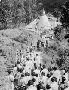Prozession zu einem buddhistischen Tempel, Diyatalawa, Ceylon