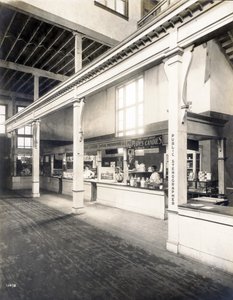 Öffentlicher Bequemlichkeitsstand mit Postkarten-, Süßigkeiten- und öffentlichen Stenographenständen im Palast der Manufakturen auf der Weltausstellung 1904