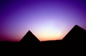 Pyramiden von Gizeh, Ägypten, bei Sonnenuntergang, um 26. Jahrhundert v. Chr. von Unbekannt