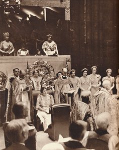 Königin Elizabeth schaut zu, wie ihr Ehemann am Tag seiner Krönung gekrönt wird, 1937 von Unbekannt