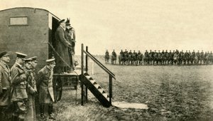 Königin Mary von Teck besucht Soldaten in Aldershot in Hampshire, Erster Weltkrieg, 1915, ca. 1920 von Unbekannt