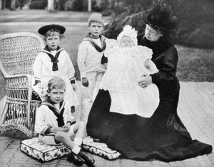 Königin Victoria mit ihren Urenkeln im Osborne House, Isle of Wight, 1900 von Unbekannt