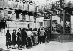 Schlange von Frauen vor einem Milchladen, deutsch besetztes Paris, 28. Juni 1940