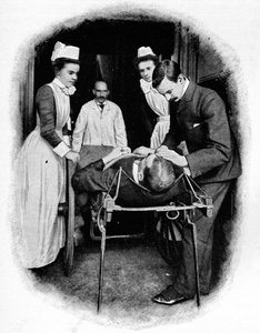 Aufnahme eines Unfallopfers im Poplar Hospital, London