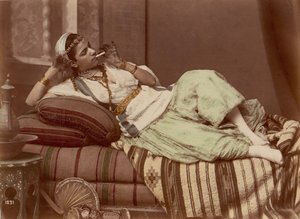 Rauchende liegende Frau