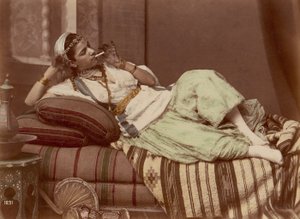 [Rauchende liegende Frau], 1870-90