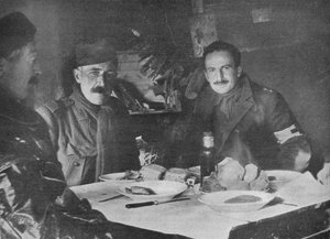 Rotes Kreuz Offiziere beim Abendessen in einem Unterstand, 1914