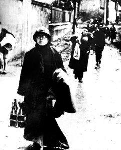 Flüchtlinge verlassen eine Stadt in der Normandie, Frankreich, Zweiter Weltkrieg, 1940-1944