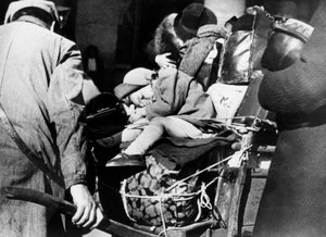 Flüchtlinge mit ihrem Gepäck am Gare de l