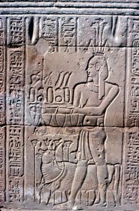 Relief von Hapi, Gott des Nils in der Flut, Tempel von Khnum, ptolemäische und römische Perioden von Unbekannt