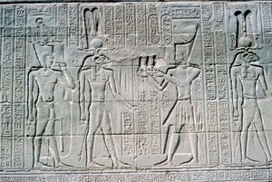 Relief des Pharaos vor Knum, Tempel von Khnum, ptolemäische und römische Perioden