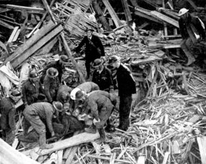 Rettungsarbeiter befreien einen Mann aus einem bombenbeschädigten Gebäude, Zweiter Weltkrieg, 1940