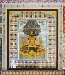 Reich verzierte religiöse Kunst in einem Raum im Patwon ki Haveli Herrenhaus aus dem 19. Jahrhundert, Jaisalmer, Rajasthan, Indien (Foto)