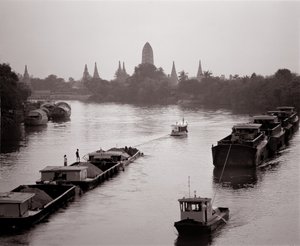 Flusskähne auf dem Chao Phraya Fluss mit Blick auf Wat Chaiwatthanaram von Unbekannt