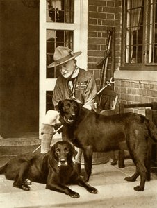 Robert Baden-Powell zu Hause mit seinen Hunden, um 1929, 1935 von Unbekannt