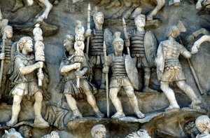 Römische Soldaten nehmen an der Decursio teil, dem rituellen Umkreisen des Scheiterhaufens