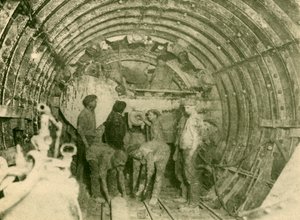 Rotationsschneider bei der Arbeit in der erweiterten Röhre der City and South London Railway Line, um 1930