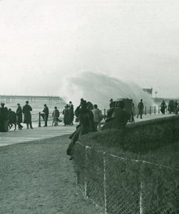 Raue See über der Promenade in Hastings, Sussex, spätes 19. - frühes 20. Jahrhundert von Unbekannt