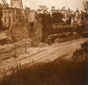 Zerstörte Kirche und Schloss, Frankreich, ca. 1914-ca. 1918