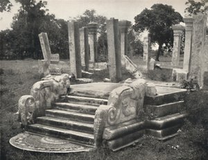 Ruinen einer Pfeilerhalle, davor Treppe mit Mondstein, s. Tafel 79, Anuradhapura, 1926